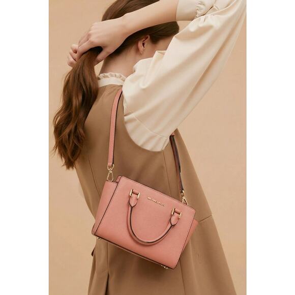 Michael Kors Handbags - Michael Kors Savannah Peach Leather small Satchel crossbody